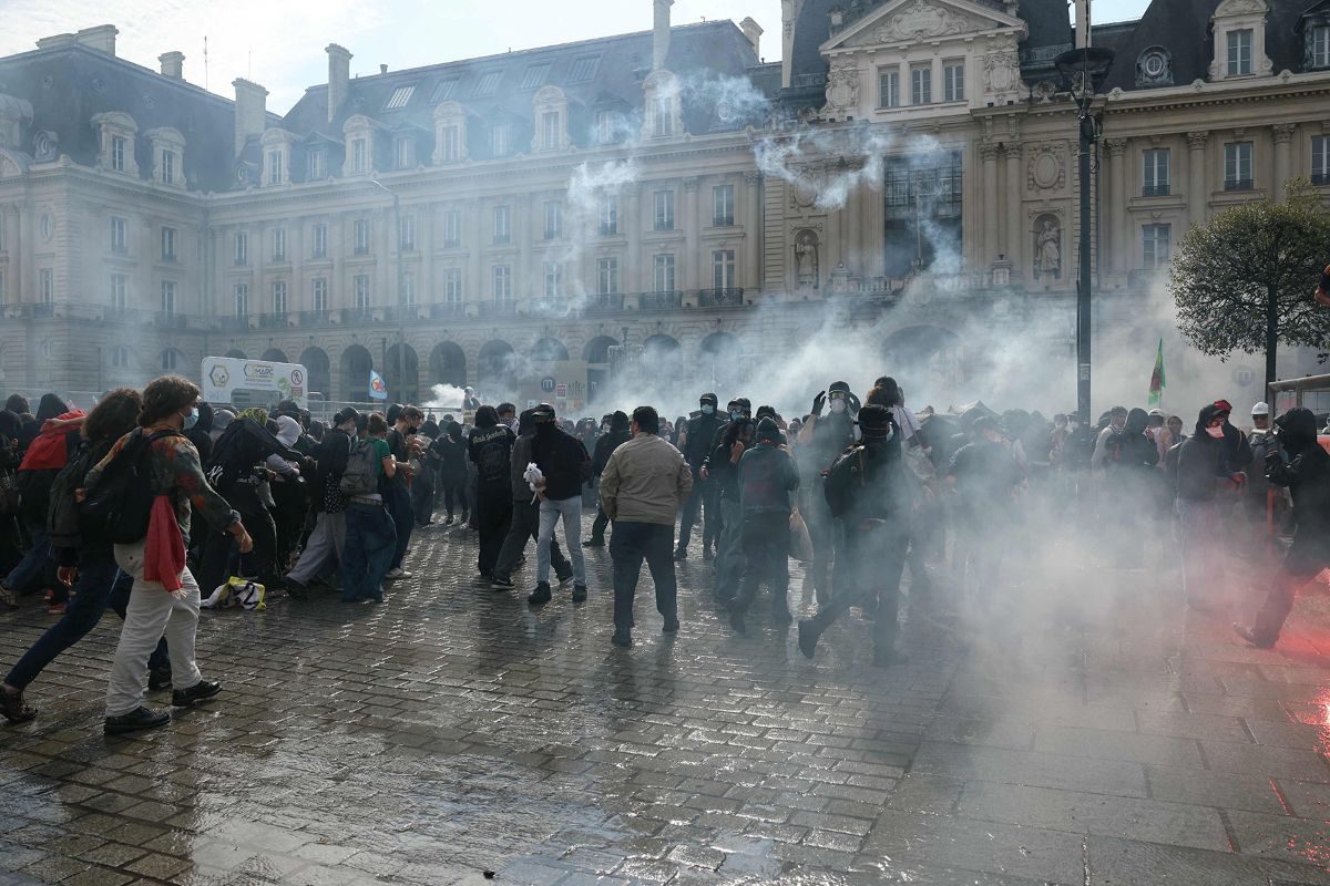 French student protests spread nationwide, over 250,000 take to streets
