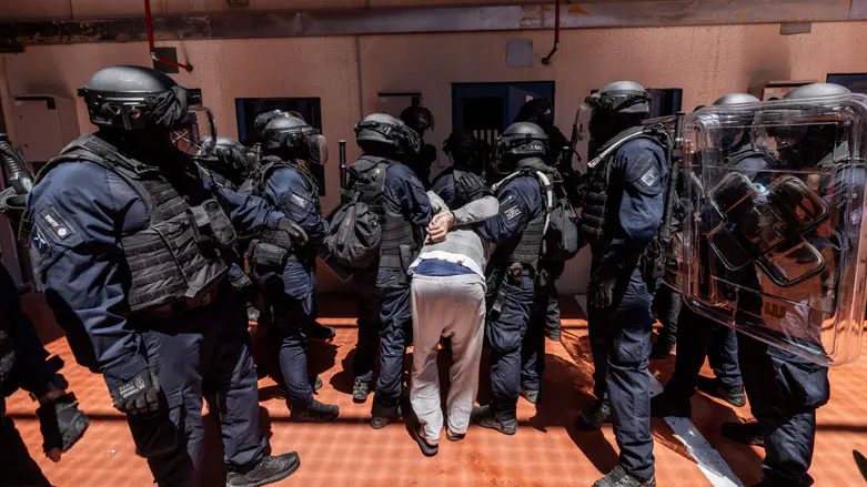 Major security operation launched in five prisons for October 7