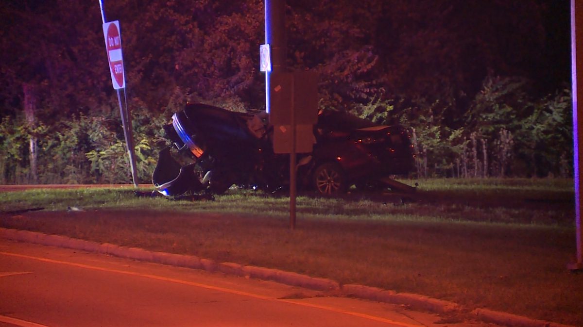 Car crashes into pole, closes I-74 East ramp in Green Township