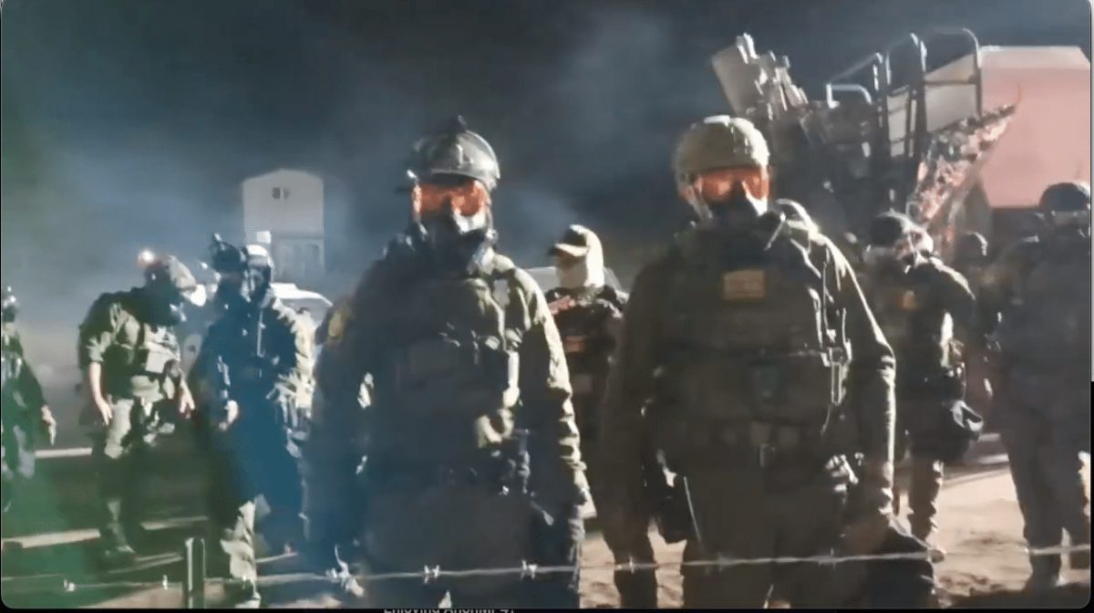US Border Patrol Deploys Tactical Unit Against Protesters Blocking Arizona Border Wall