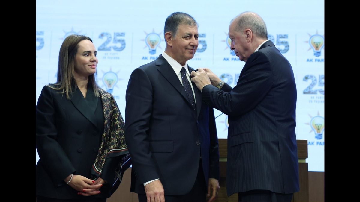 Izmir mayor joins the wave of defections from CHP to Erdoğan's AKP in Türkiye