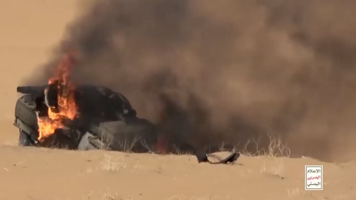 Moment Houthi and pro-Saudi forces fight 'Mad Max-style' desert battle
