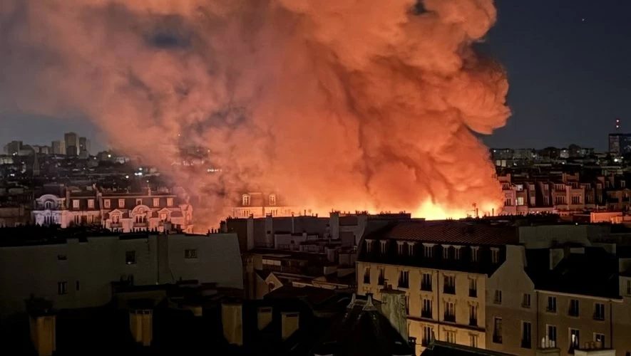 حريق يلتهم أقدم سوق مغطى للمواد الغذائية في باريس