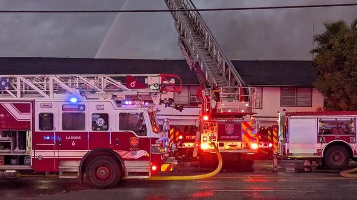2 firefighters injured in fire at North Side apartment complex, SAFD says